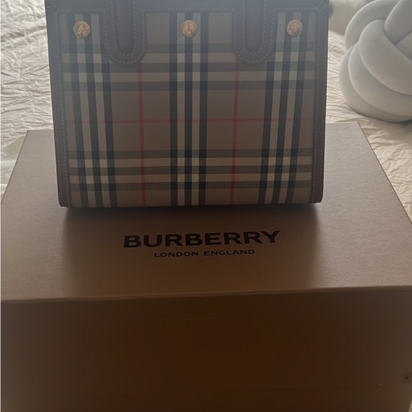Authentic Burberry - Picture 2 of 5